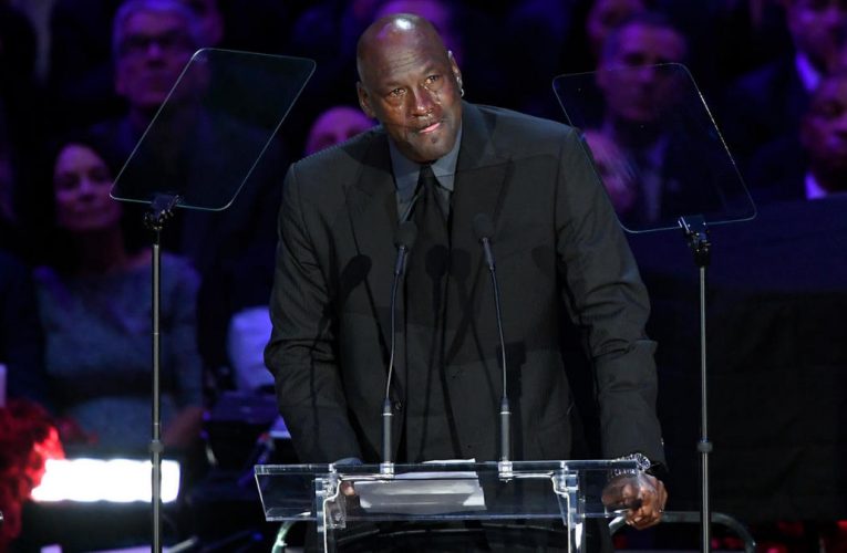 Michael Jordan Menangis, Ribuan Orang Hadiri Penghormatan Terakhir Kobe Bryant