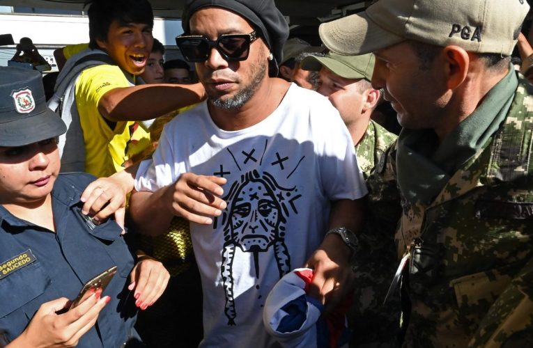 Diduga Pakai Paspor Palsu, Ronaldinho Ditangkap Polisi