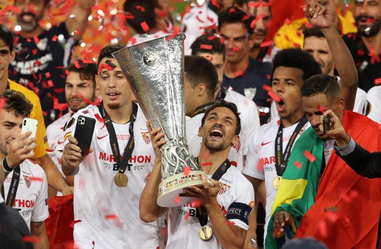 Sevilla Persembahkan Trofi Juara Untuk Mendiang Puerta dan Reyes