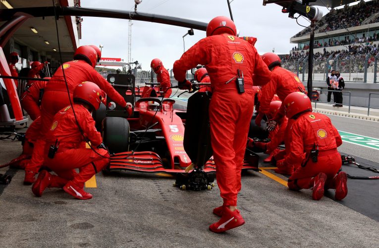 Merasa Kurang Cepat, Sebastian Vettel Sebut Mobilnya Beda Dengan Milik Charles Leclerc