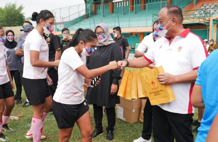 Kunjungan Ketum KONI Pusat dan Bupati Bogor Memotivasi Timnas Sepak Bola Putri