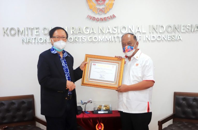 Tan Joe Hok Meraih Penghargaan ‘KONI Lifetime Achievement Award in Sport’ dari Ketum KONI Pusat