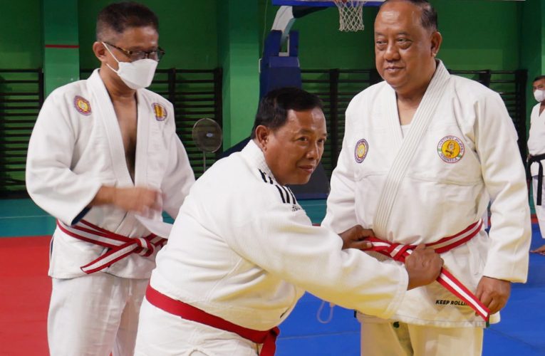 Ketum KONI Pusat Mendapatkan Sabuk Kehormatan DAN VI Ju-Jitsu