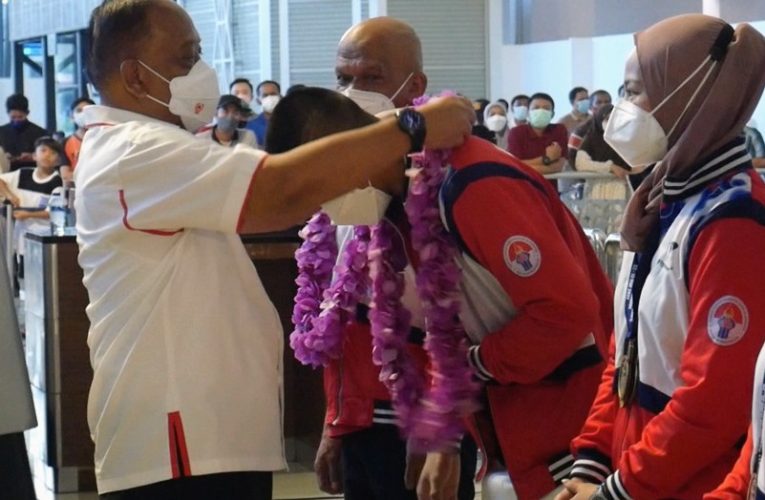 Setiba dari Kejuaraan Dunia Junior di Yunani, Atlet Masa Depan Indonesia Disambut Hangat Ketum KONI Pusat