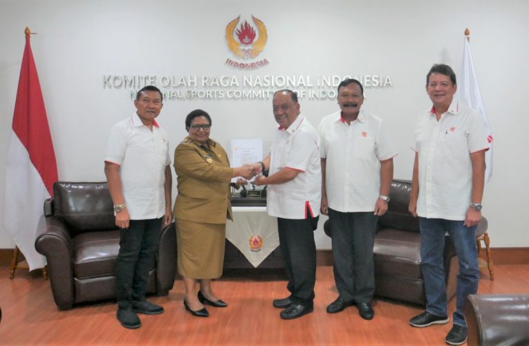 Ketum KONI Pusat Serahkan SK kepada Pj.Gubernur Papua Tengah