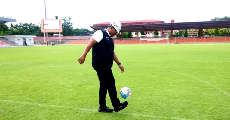 Stadion H Dimurthala Dipoles Jadi Cantik, Pejabat Gubernur Aceh Pamer Juggling