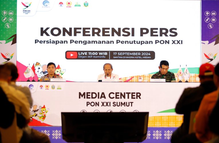 POLRI dan TNI Ajak Penonton Upacara Penutupan PON Tertib dan Teratur