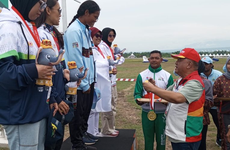 Ketum KONI Pusat Sambangi Venue Terbang Layang, Kalungkan Medali Untuk  Para Juara