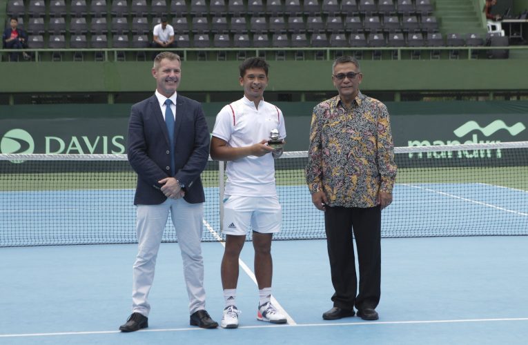 Christo Menang dan Terima Penghargaan Davis Cup Commitment Award